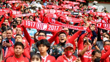 Aficionados del Toluca en el estadio Nemesio Diez