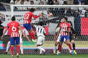 0-1. Córner que cuelga Antoine Griezmann y Mario Hermoso, libre de marca en el segundo palo, remata de cabeza a placer para superar a Kepa Arrizabalaga.