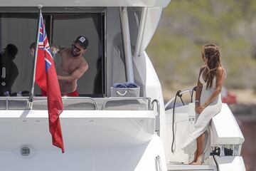 La familia Messi-Roccuzzo disfruta de unas id¨ªlicas vacaciones a bordo de un c¨®modo barco por las costas de las Islas Pitiusas.