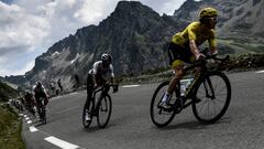 Geraint Thomas rueda junto a Egan Bernal en una etapa del Tour de Francia 2018.