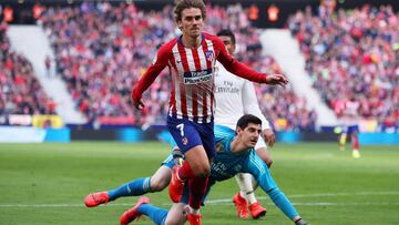 Griezmann bate a Courtois en el derbi.