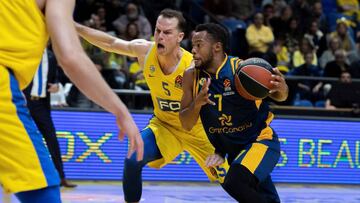 TAV01. TEL AVIV (ISRAEL), 28/03/2019.- Clevin Hannah (d) de Herbalife Gran Canaria en acción ante Michael Roll (c-i) de Maccabi Fox Tel Aviv durante su encuentro de Euroliga disputado este jueves en Tel Avív (Israel). EFE/ Jim Hollander