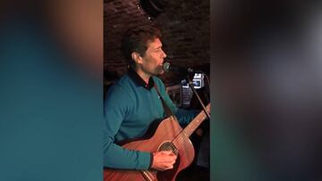 Julio Llorente cantando 'Yesterday' en la cuna de los Beatles: top