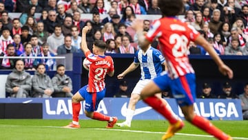 Jugada del primer penalti del encuentro por mano de Javi Galán. 