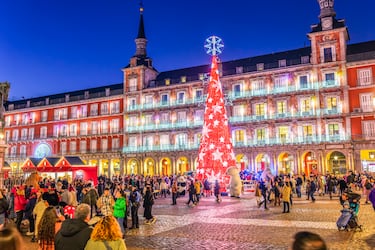 El mercadillo navideño más conocido y visitado de Madrid es el que se encuentra en la Plaza Mayor. Este céntrico espacio se transforma en luz y color cada Navidad donde puedes encontrar todo tipo de adornos. También alberga la exposición de un Belén Artesanal. Abierto desde el 27 de noviembre hasta el 31 de diciembre de 2025. Horarios: de domingo a jueves: 10:00 - 21:00 | Viernes, sábados y víspera de festivos: 10:00 - 22:00 (horario ininterrumpido).