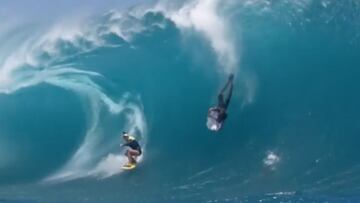 La surfista francesa Justine Dupont surfeando un tubo en Teahupoo (Tahití, Polinesia Francesa) con un bodyboarder saltándole la ola justo delante, en octubre del 2021.