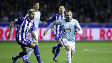 GRA455. VITORIA, 08/02/2017.- El centrocampista chileno del Celta de Vigo Marcelo Díaz (d) disputa un balón con el centrocampista del Deportivo Alavés Víctor Camarasa (i), durante el partido de vuelta de semifinales de la Copa del Rey que se juega hoy en el estadio de Mendizorroza en Vitoria. EFE/Adrián Ruiz De Hierro