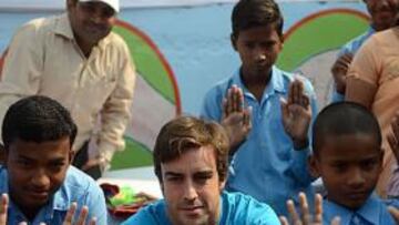 <b>MANOS LIMPIAS. </b>Alonso, con los niños de la campaña UNICEF.