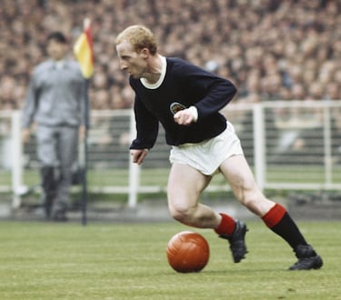 El extremo derecho nació en Uddingston en 1944, falleció en 2006. Fue profesional entre 1961 y 1979, y es recordado por sus catorce temporadas en el Celtic de Glasgow. Es uno de los 'Leones de Lisboa' que logró la Copa de Europa en 1967 para el Celtic, hasta el momento la única que posee. Fue internacional en 22 ocasiones y marcó cuatro goles. Disputó el Mundial de Alemania 1974 y además de la Copa de Europa, tiene nueve ligas escocesas. Estuvo presente en el homenaje a Alfredo Di Stéfano en el Bernabéu donde el público disfrutó de un gran partido del escocés. 