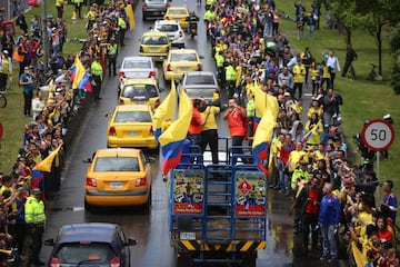 Miles de hinchas colombianos salieron a las calles de Bogotá para recibir a la Selección Colombia.