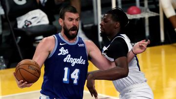 Los Angeles (United States), 28/12/2020.- Los Angeles Lakers center Marc Gasol (L) drives to the basket against Minnesota Timberwolves center Naz Reid during the second half of an NBA basketball game at Staples Center in Los Angeles, California, USA, 27 December 2020. (Baloncesto, Estados Unidos) EFE/EPA/ALEX GALLARDO SHUTTERSTOCK OUT
 PUBLICADA 29/12/20 NA MA24 1COL