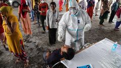 Jammu (India), 25/08/2020.- A paramedic takes a nasal swab sample from a man in order to conduct a Rapid Antigen test as others stand in queue in Jammu, India, 25 August 2020. India&#039;s health authorities reported more than three million positive coron