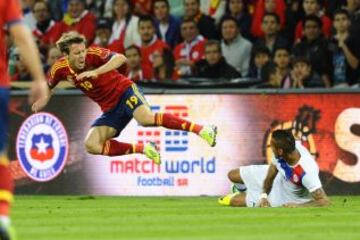 Montreal cae al suelo despues de una entrada de Marcos Gonzales.