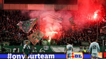 Un momento del Panathinaikos-Betis del jueves, con hinchas locales al fondo,