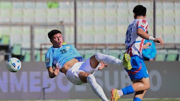 Uruguay's midfielder #20 Lucas Pino and Paraguay's midfielder #18 Lucas Gui�azu fight for the ball during the 2025 South American U-20 football championship final round match between Paraguay and Uruguay at the UCV Olympic stadium in Caracas on February 13, 2025. (Photo by Juan BARRETO / AFP)