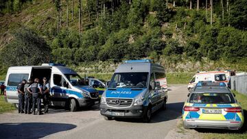 Imagen de las autoridades alemanas buscando a un hombre desaparecido que porta un arco con flechas, y armas de fuego.