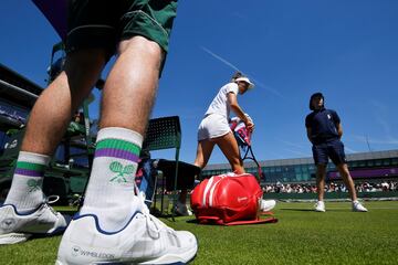 Un recogepelotas con las zapatillas oficiales del torneo, al final del partido entre Andrea Petkovic y Shuai Zhang.