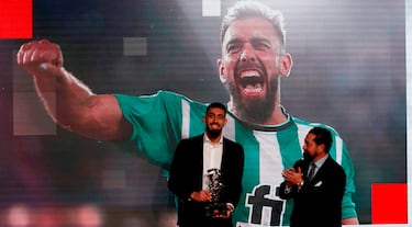 Borja Iglesias, jugador del Betis, recibe el galardón que le entrega JOsé María Arrabal, secretario general de Deportes de la Junta de Andalucía.