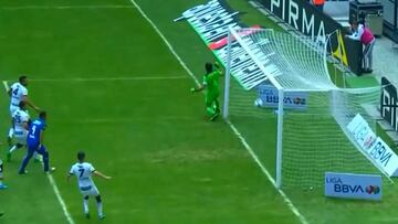 El curioso tiro libre de Ángelo Sagal que dio en los dos postes