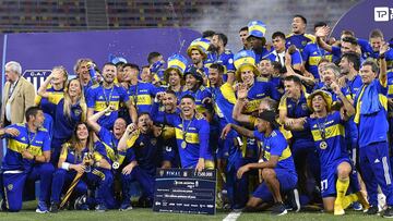 SANTIAGO DEL ESTERO, ARGENTINA - DECEMBER 08:  Marcos Rojo of Boca Juniors and teammates celebrate with the check prize after winning the final match of Copa Argentina 2021 between Boca Juniors and Talleres at Estadio Unico Madre de Ciudades on December 08, 2021 in Santiago del Estero, Argentina. (Photo by Hernan Cortez/Getty Images)