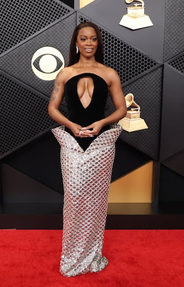 Ari Lennox posa en la alfombra roja.