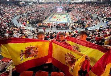 Lleno haata la badera en el pabellón de La Fonteta, Valencia, para ver la gran final de la Eurocopa.