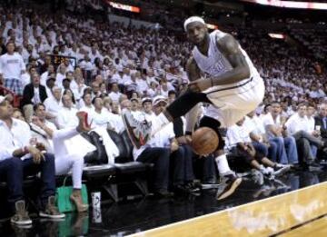 LeBron James de Miami Heat pasa el balon entre sus piernas en el partido contra Milwaukee Bucks.