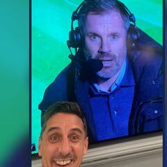 Neville vacila a Carragher por el 2-7 al Liverpool con vino y selfies