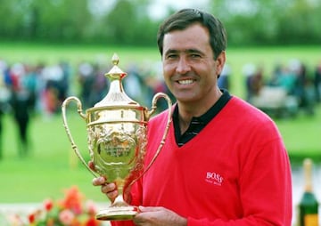 8 MAY 1994: SEVE BALLESTEROS STANDS WITH THE TROPHY, HIS FIRST IN TWO YEARS, FOLLOWING HIS VICTORY AT THE BENSON AND HEDGES INTERNATIONAL