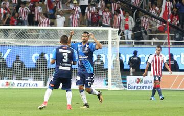 Las Chivas no se recuperan de la resaca y terminaron la jornada 5 del Apertura 2017 en el último lugar. Con un arbitraje polémico, que expulsó injustamente a Jair Pereira al 18’, el Rebaño perdió con el Puebla, que anotó por conducto de Alonso Zamora. Los del ‘Chiquis’ García sumaron su primer triunfo del torneo y las Chivas no pudieron recuperarse del mazazo que significó la tarjeta roja a Pereira y, con tres puntos en cinco partidos, están en el sótano.