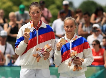 Mariia Bocharova y Maria Voronina en el podio con la medalla de oro