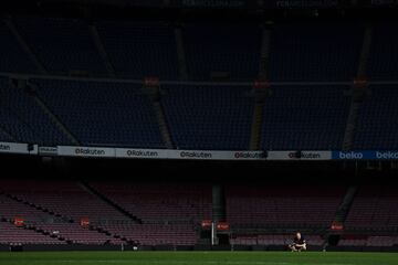 After playing his final game for Barcelona, Andrés Iniesta returned to the field to spend a few final moments alone with the stadium he has called home.