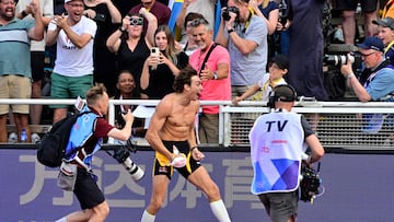 Duplantis, enloquecido, celebra su récord del mundo.