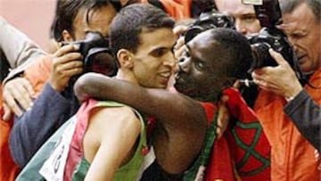 <b>CONTRA PRONÓSTICO.</B> Eliud Kipchoge, plusmarquista mundial junior, acabó la prueba con una marca de 12:52:79, imponiéndose al marroquí Hicham El Guerruj (12:52.83), que se tuvo que conformar con la plata, y al etíope Kenenisa Bekele (12:53.12), bronce.