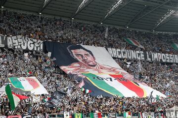 Soccer Football - Serie A - Juventus vs Hellas Verona - Allianz Stadium, Turin, Italy - May 19, 2018   Juventus fans display a banner in reference to Gianluigi Buffon before the match    REUTERS/Stefano Rellandini