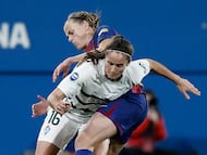 SANT JOAN DESPÍ (BARCELONA), 14/02/2026.- Paredes (d), del FC Barcelona, lucha el balón con Almudena Rivero (i), del Eibar, durante el partido de la Liga Femenina jugado este sábado en el Estadio Johan Cruyff. EFE/ Andreu Dalmau