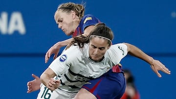 SANT JOAN DESPÍ (BARCELONA), 14/02/2026.- Paredes (d), del FC Barcelona, lucha el balón con Almudena Rivero (i), del Eibar, durante el partido de la Liga Femenina jugado este sábado en el Estadio Johan Cruyff. EFE/ Andreu Dalmau