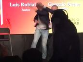 Insólito, pero real: Luis Rubiales presenta un libro, y... ¡un familiar suyo le tira huevos!