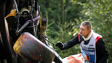 El coche destrozado de Anthoine Hubert, examinado por un comisario.