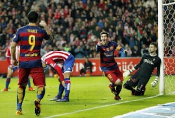 El delantero argentino del FC Barcelona Lionel Messi celebra con su compañero, delantero uruguayo Luis Suárez, tras marcar su gol número 300