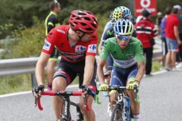 Tom Dumoulin vigila los movimientos de Esteban Chaves durante la undécima etapa.