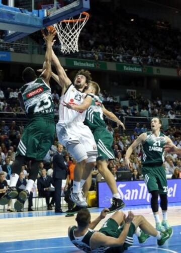 El jugador del Real Madrid Sergio Llull entra a canasta ante Anderson y Kariniauskas.