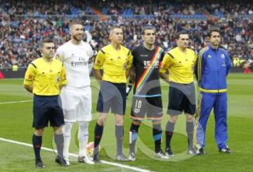Partido Real Madrid-Rayo Vallecano. El árbitro Iglesias Villanueva acompañado por sus asistentes Costoya Rodríguez y Ramos Ferreiros, el cuarto árbitro  López López y los capitanes Sergio Ramos y Trashorras





