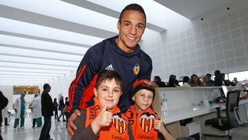 Rodrigo, en el hospital La Fé, con dos niños.