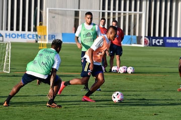 La Selección Colombia continúa trabajando en la sede de la Federación Colombiana de Fútbol en Barranquilla bajo el mando del técnico Reinaldo Rueda. Tras la atención a la prensa, el grupo conformado por jugadores del FPC hizo trabajo en espacio reducido, fútbol y trabajo de arqueros.