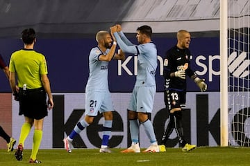 0-5. Yannick Carrasco celebró el quinto gol.