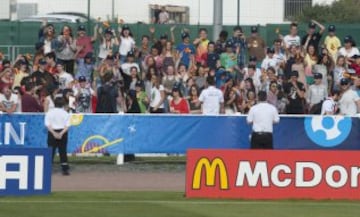 Los aficionados animaron el entrenamiento de España. 