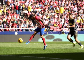 Otro mal despeje de Las Palmas que Koke aprovech¨® de nuevo, puso el bal¨®n al ¨¢rea y el m¨¢s listo de la clase, Correa, finaliz¨® sin dejarla caer ante un Valles vendido.