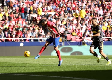 Otro mal despeje de Las Palmas que Koke aprovechó de nuevo, puso el balón al área y el más listo de la clase, Correa, finalizó sin dejarla caer ante un Valles vendido.