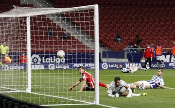 Luis Suárez marca el 1-0 al Alavés. 